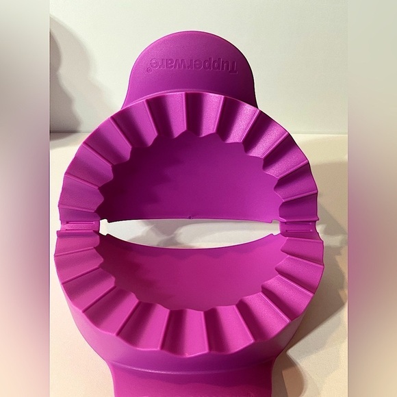 Tupperware empanada/Pastry Maker - Picture 1 of 3